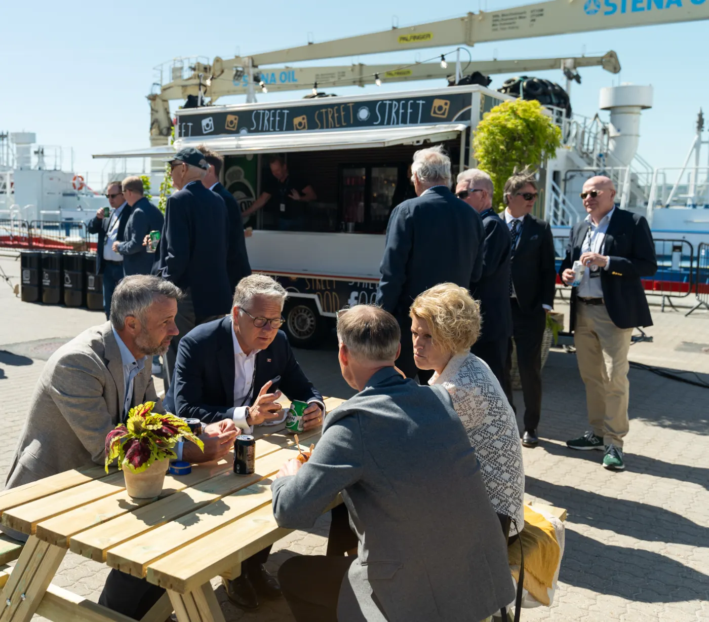 Foodtruck serverer frokost for medarbejdere