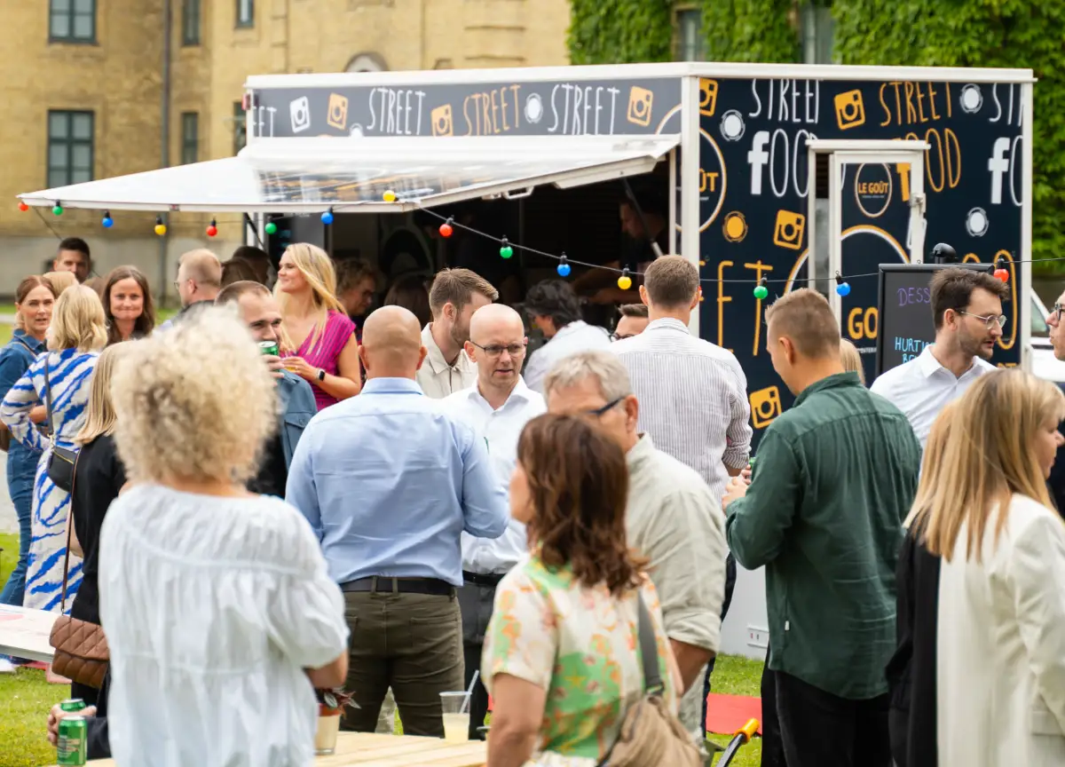 Medarbejdere samles om foodtrucken til firmafrokost i Aarhus