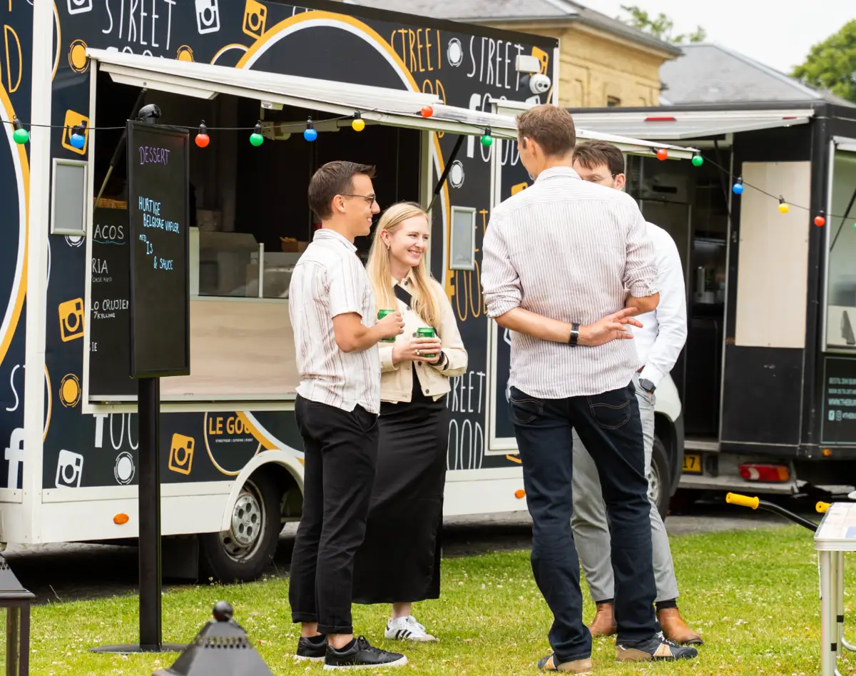 Kolleger samles ved foodtrucken til firmafrokost i Horsens