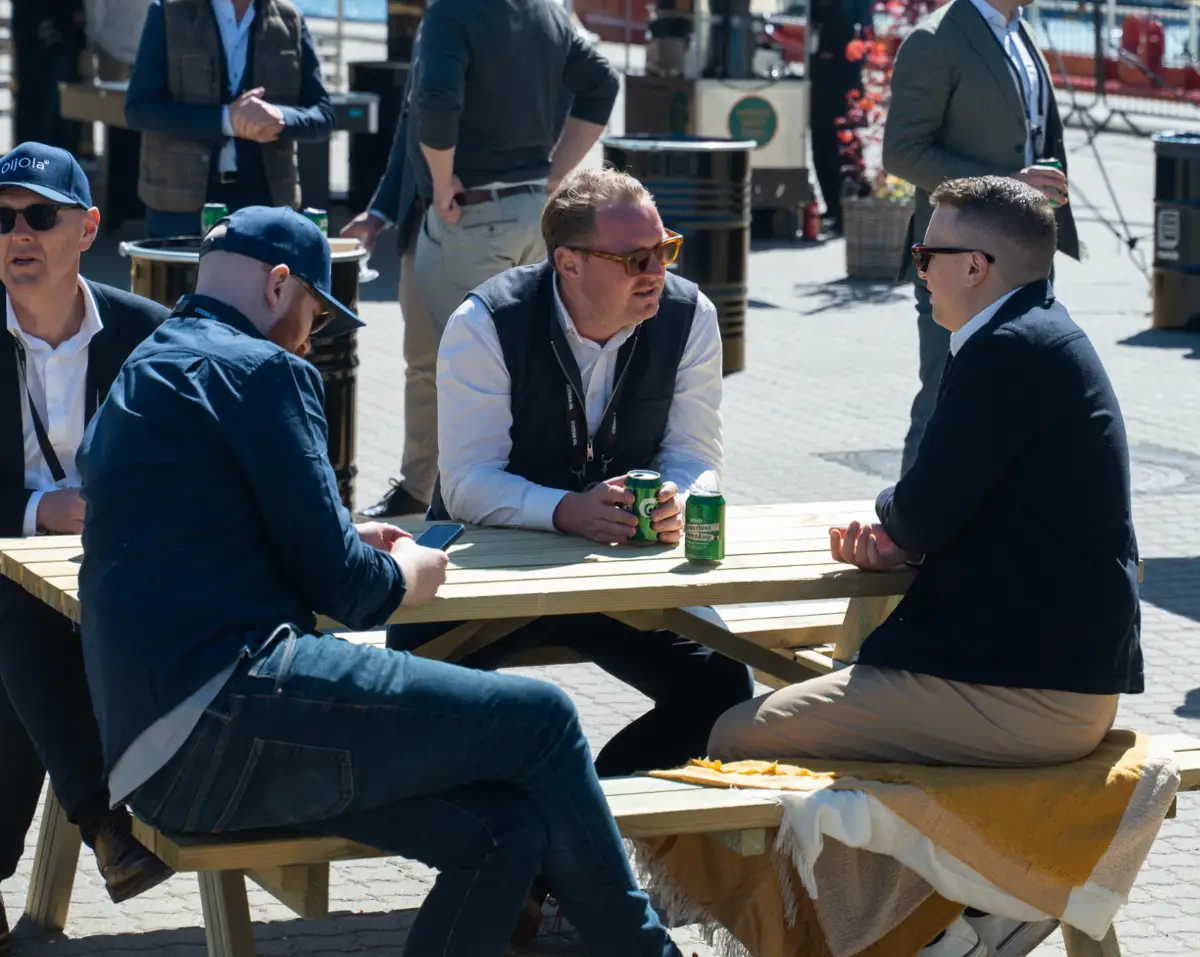 Medarbejdere spiser frokost fra foodtruck i Randers